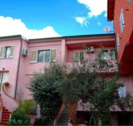 Ciro's House 招待所 奧爾比亞